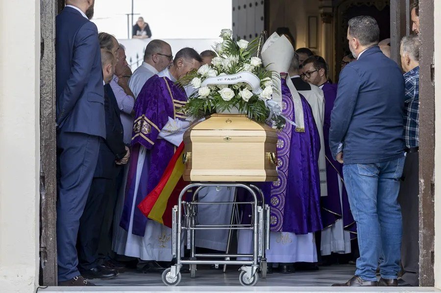 Vista de un momento del funeral de la exministra Fátima Báñez en la Iglesia San Juan Bautista de San Juan del Puerto. EFE/Alberto Díaz