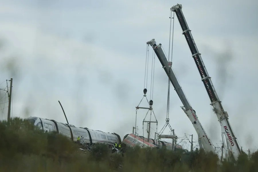 Miembros de los servicios de rescate y maquinaria pesada continúan los trabajos de rescate de los dos trenes accidentados este miércoles en Urda (Toledo). EFE/ Ismael Herrero